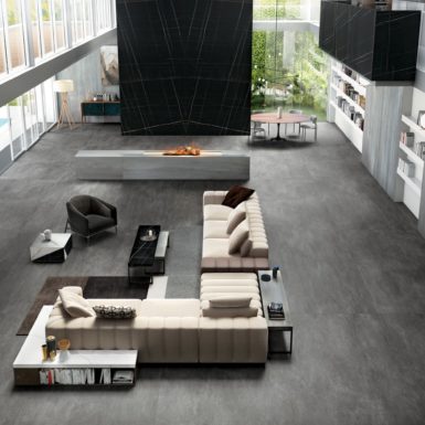 MB04_MB10_ME01_CE03_ExtraStatuario_SaharaNoir_MetalSilver_ConcreteGrey_Ambiente_Living_Generale_01-385×385